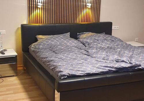 Schlafzimmer an Sonnenterrasse