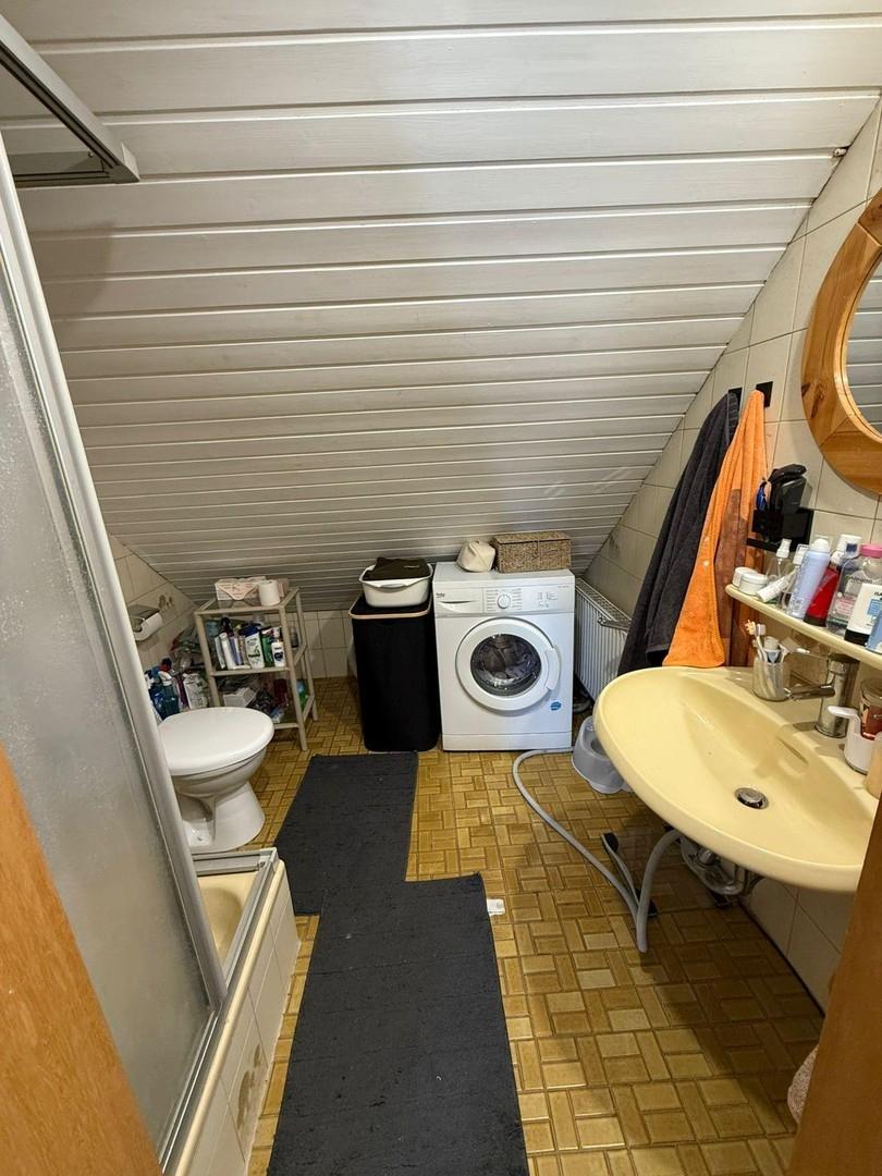 Badezimmer mit Waschmaschine