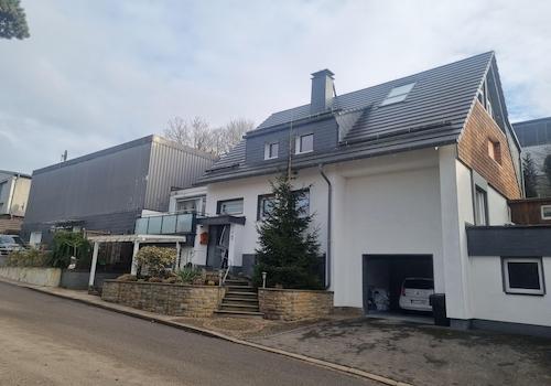 Wohnhaus &n Lagerhalle Außenan