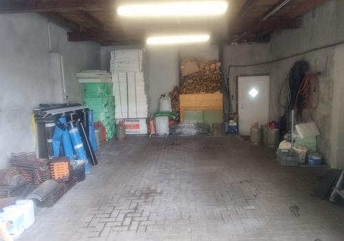 kleine Halle mit Rolltor