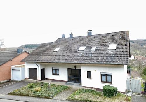 5267 - Ansicht von der Straße mit Stellplatz