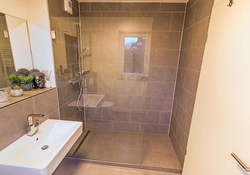 Hauptbad mit Dusche