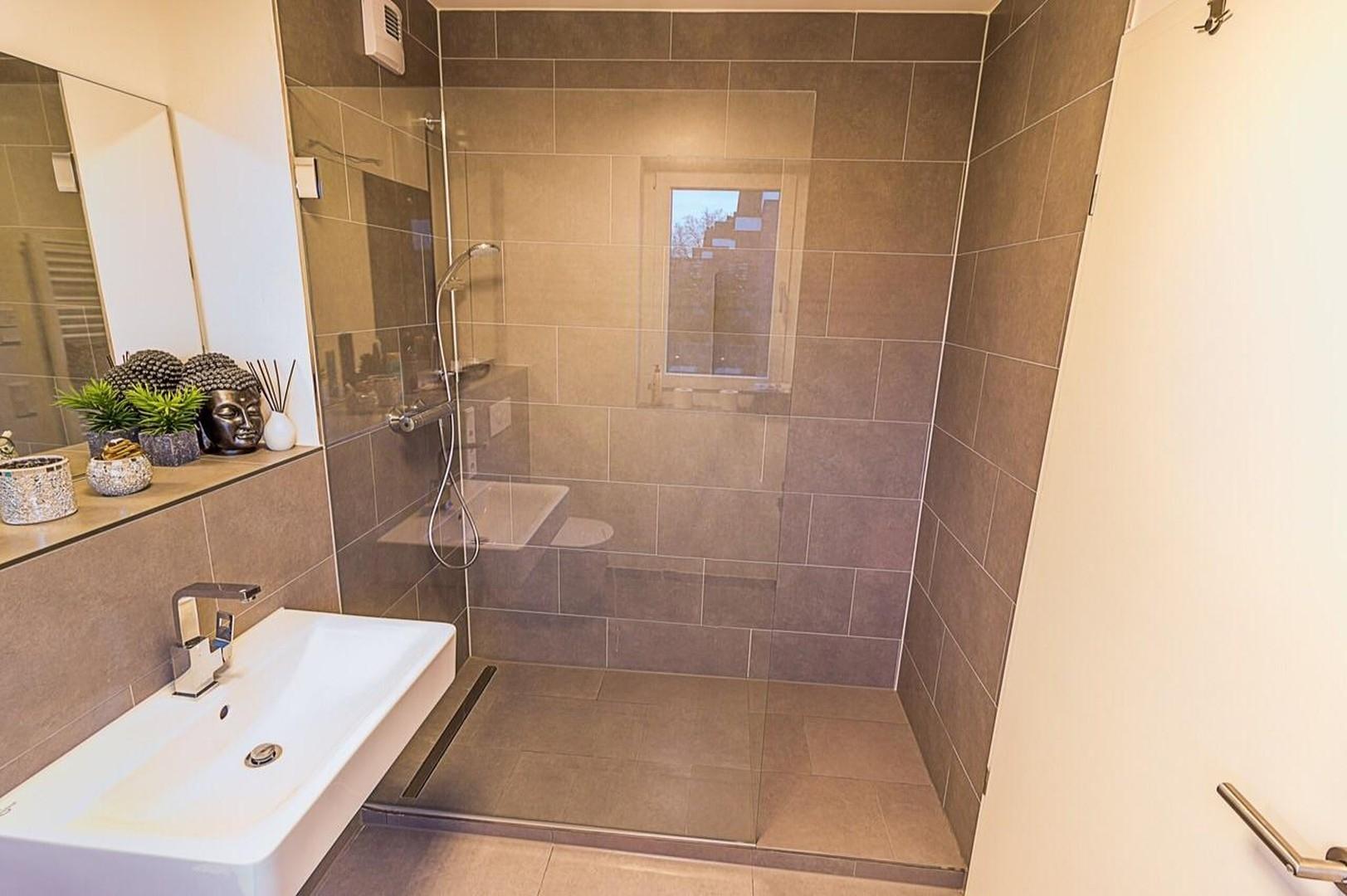 Hauptbad mit Dusche