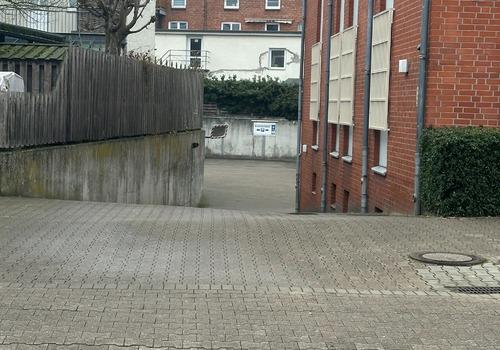 Zur Tiefgarage