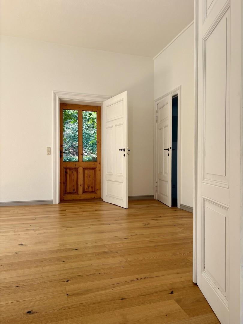 Raum 2 leer - mit Verandatür
