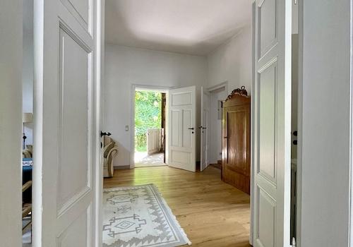 Raum 1 mit Blick zur Veranda