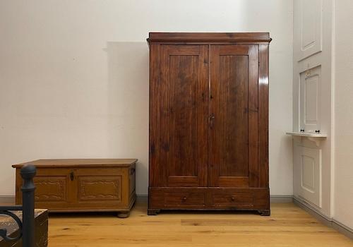 antiker Kleiderschrank 1