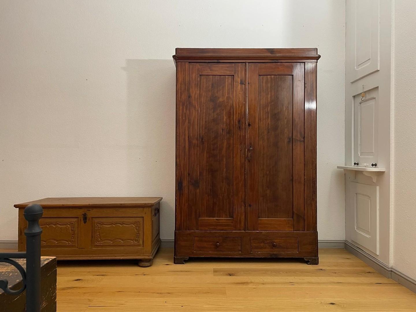 antiker Kleiderschrank 1