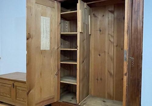antiker Kleiderschrank 2