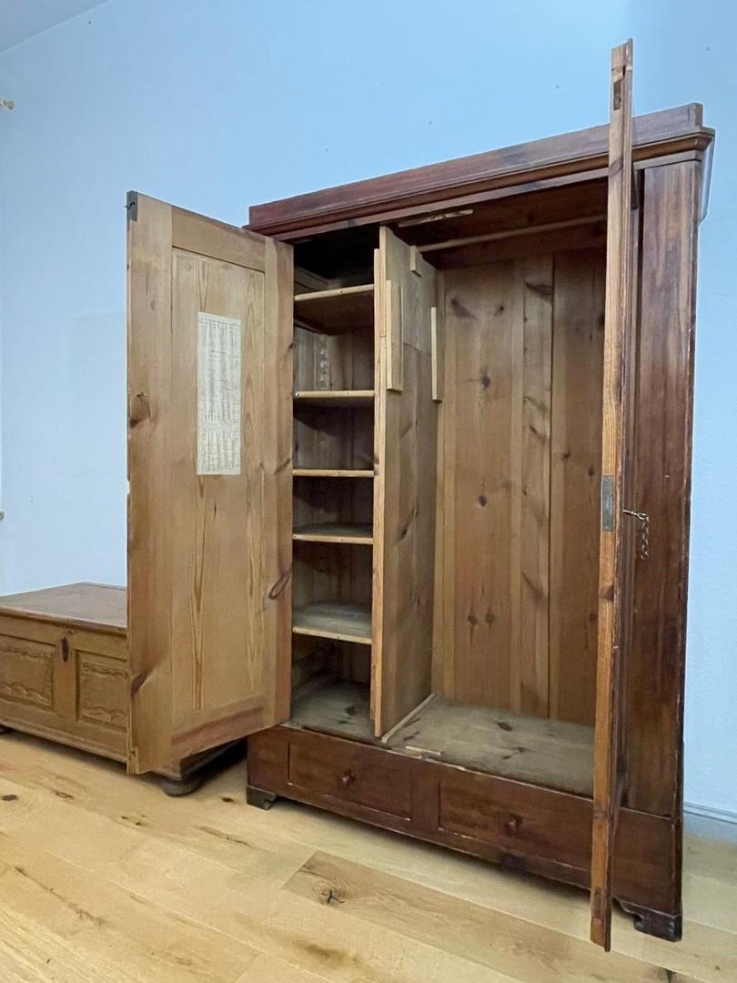 antiker Kleiderschrank 2
