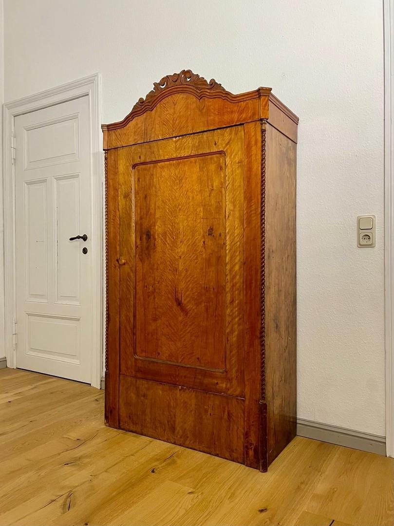 antiker Kleiderschrank 3