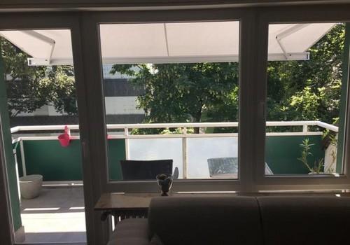 Blick auf den Balkon Markise