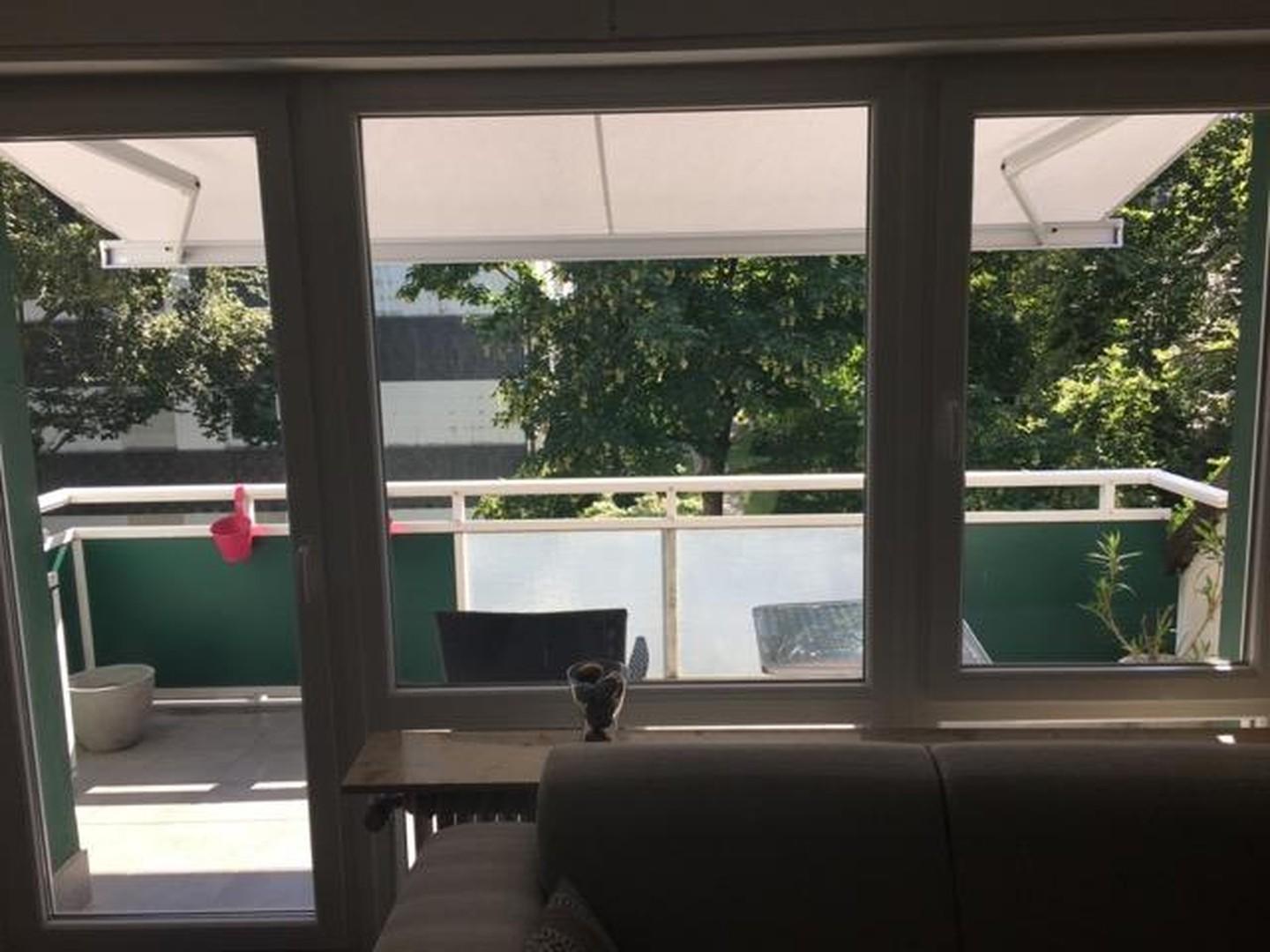 Blick auf den Balkon Markise