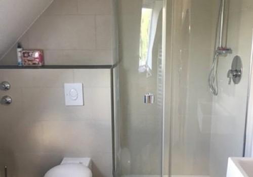 Toilette und Dusche Ebene 2