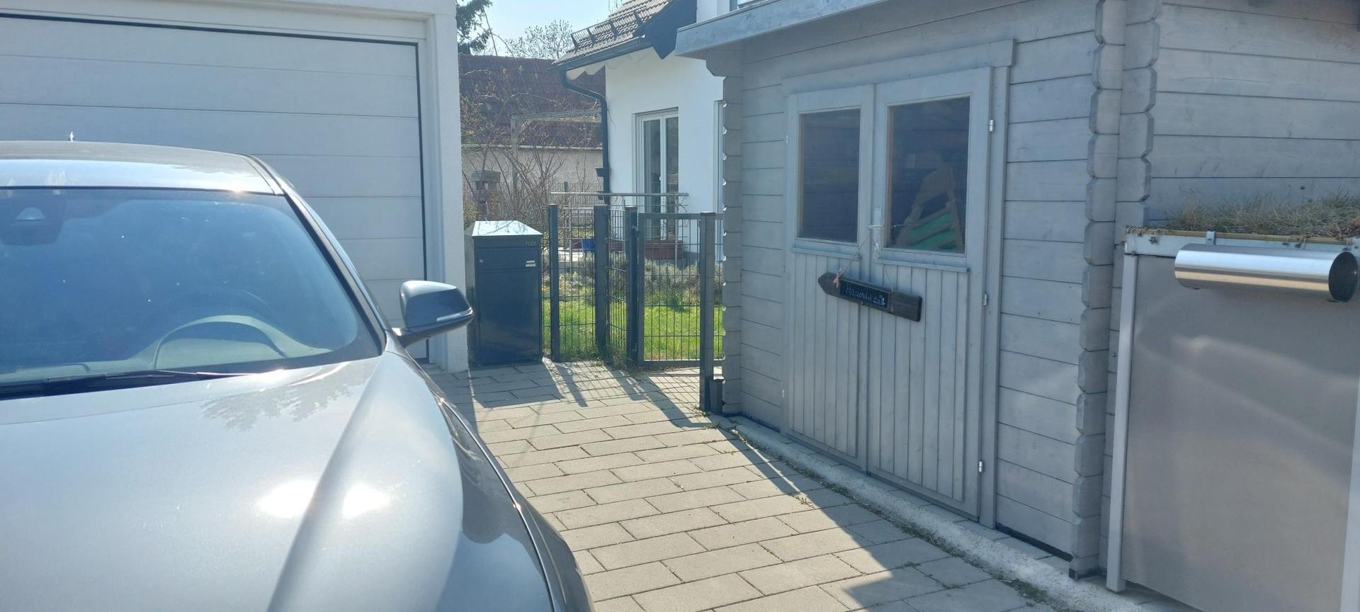 Garage, Vorplatz, Gartenhaus