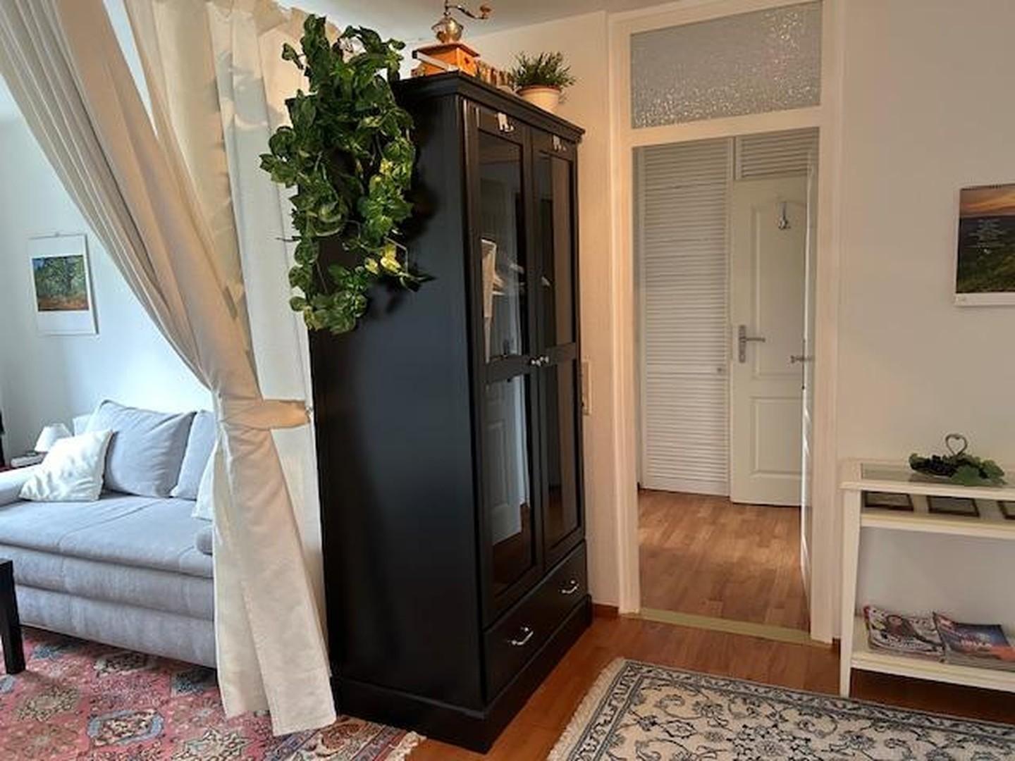 Flur +Blick in den Leseraum