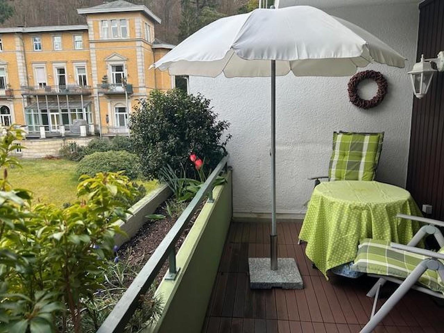 Süd-Balkon mit Möblierung
