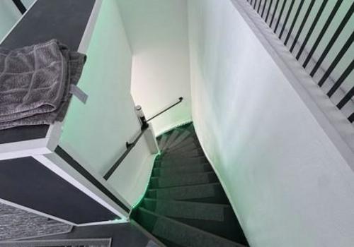 2v Treppe zur unteren Wohnung - bei Einzelverkauf wird hier vermauert