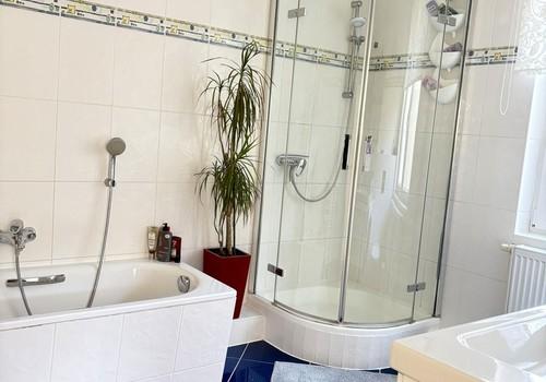 Bad mit Wanne und Dusche
