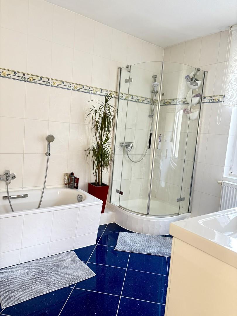 Bad mit Wanne und Dusche