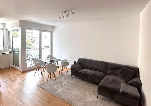 Wohnzimmer mit Balkon