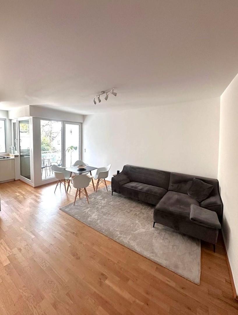 Wohnzimmer mit Balkon