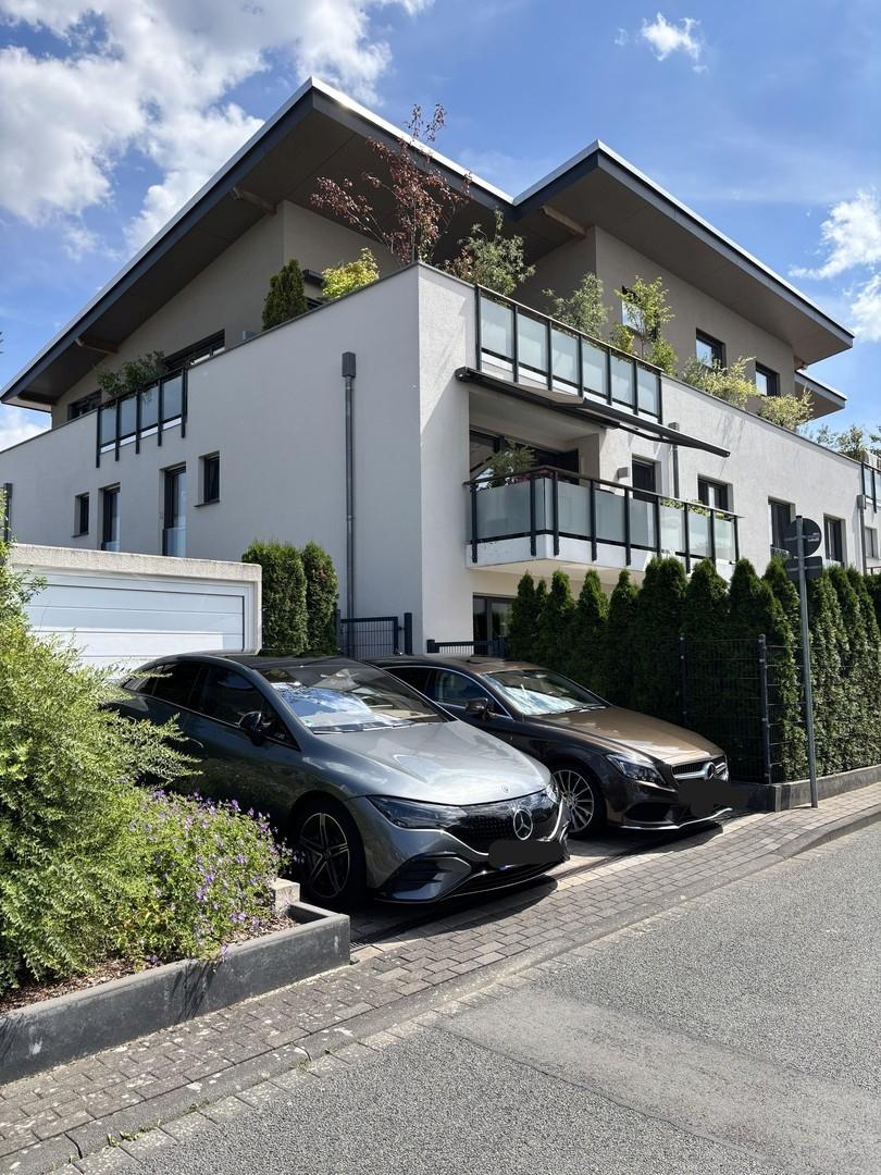 Stellplätze und Garage