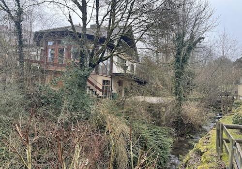 Hinter dem Haus