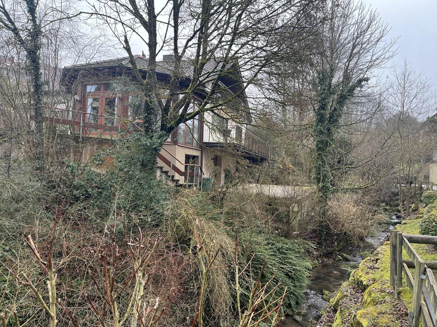 Hinter dem Haus