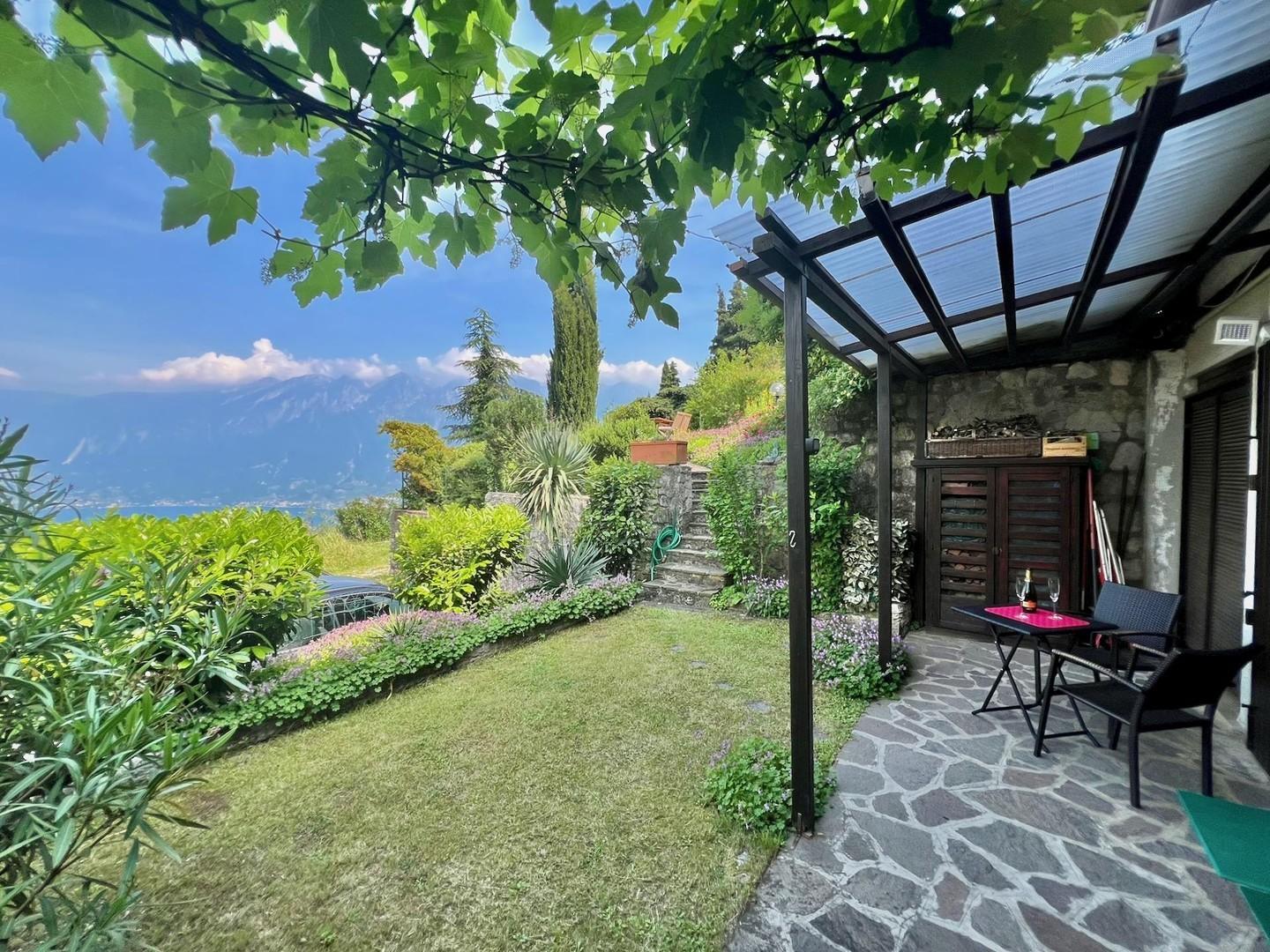 untere Terrasse mit Aussicht