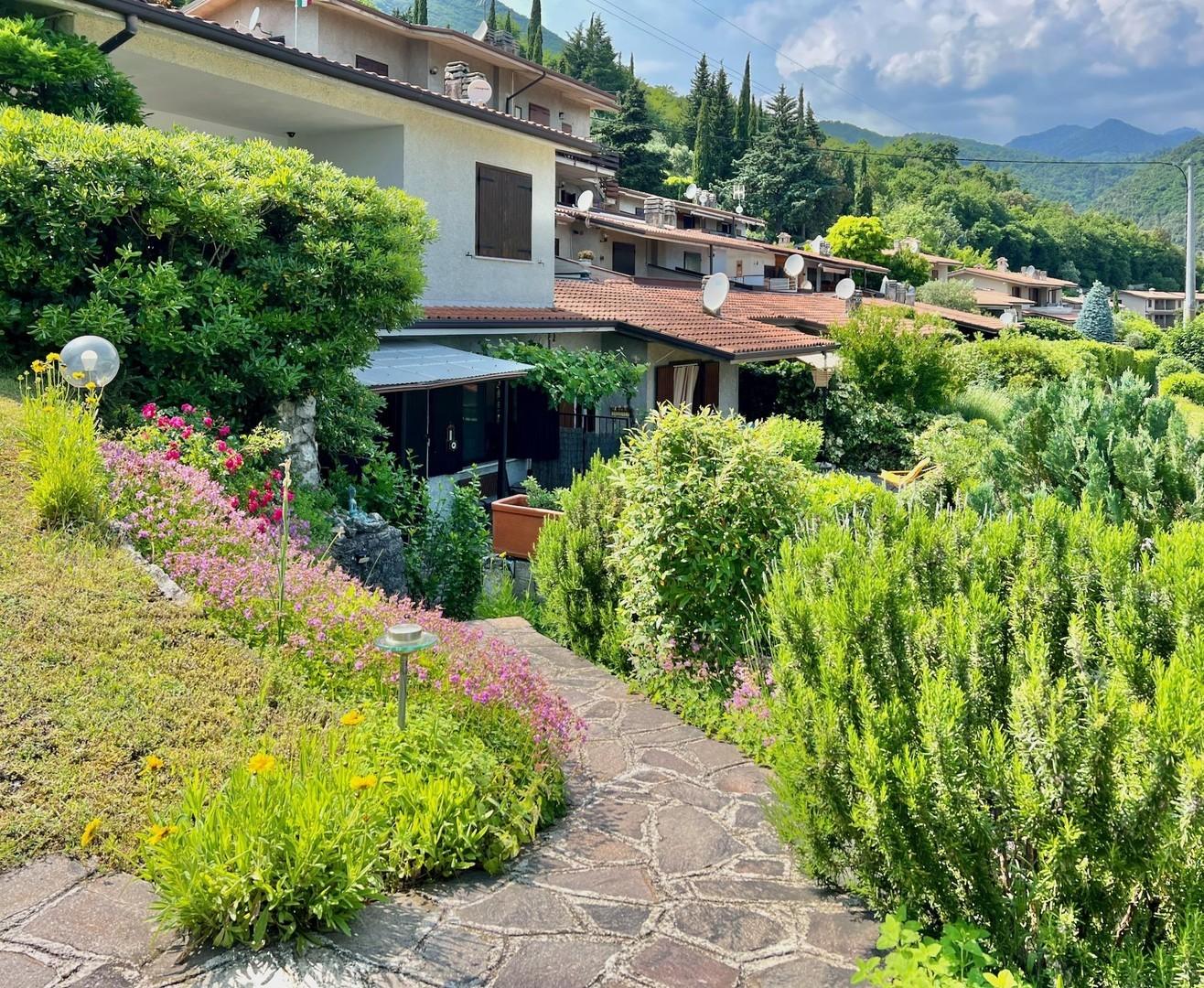 Blick v. Terrasse in d. Anlage