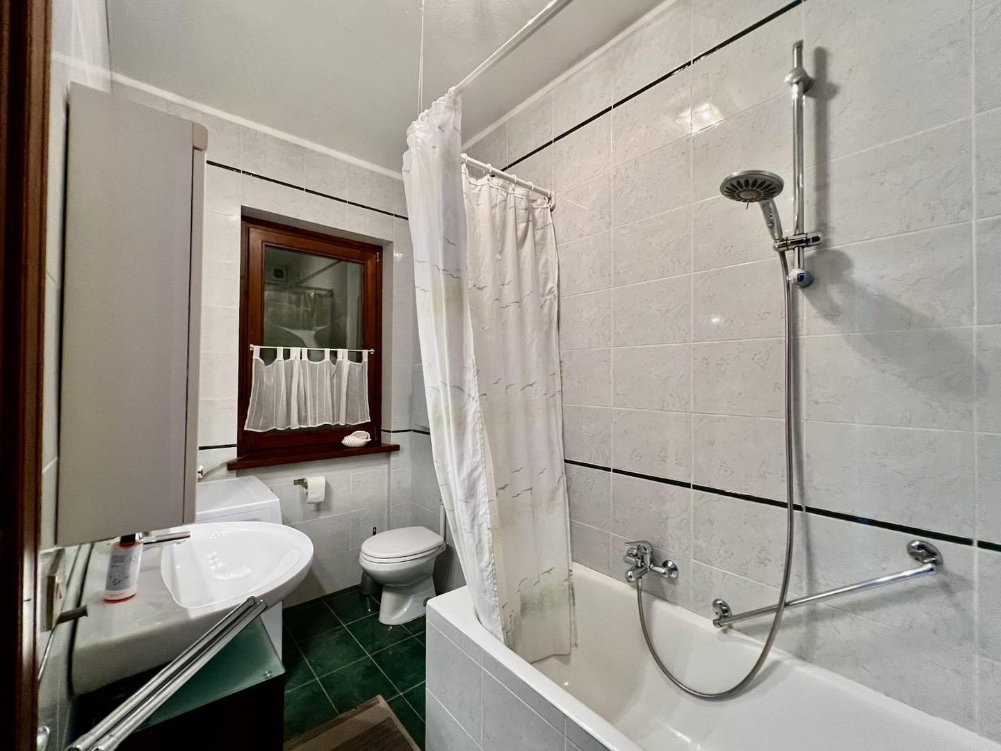 Bad mit Wanne und Dusche
