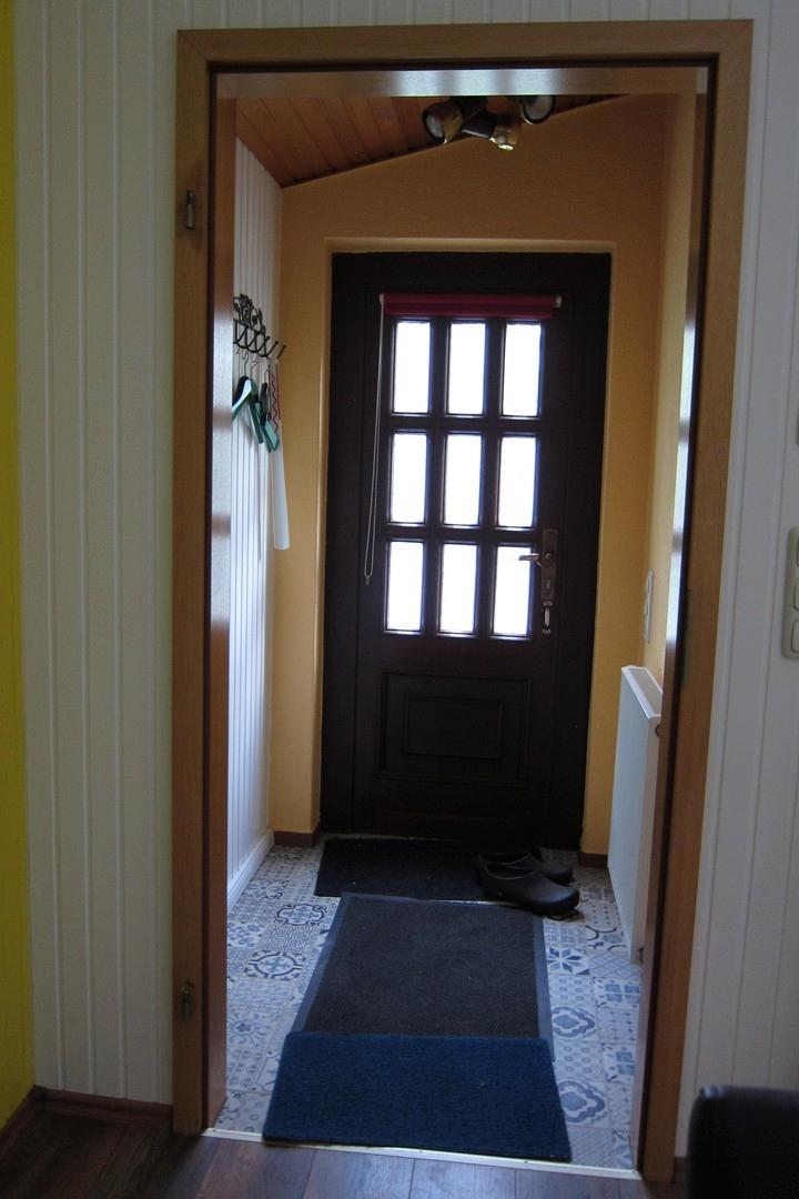 Haustür und kleiner Flur