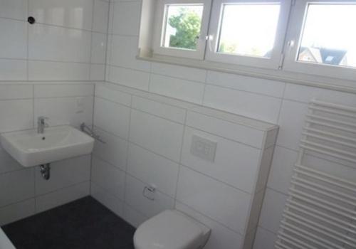 Bad en Suite mit Fenstern