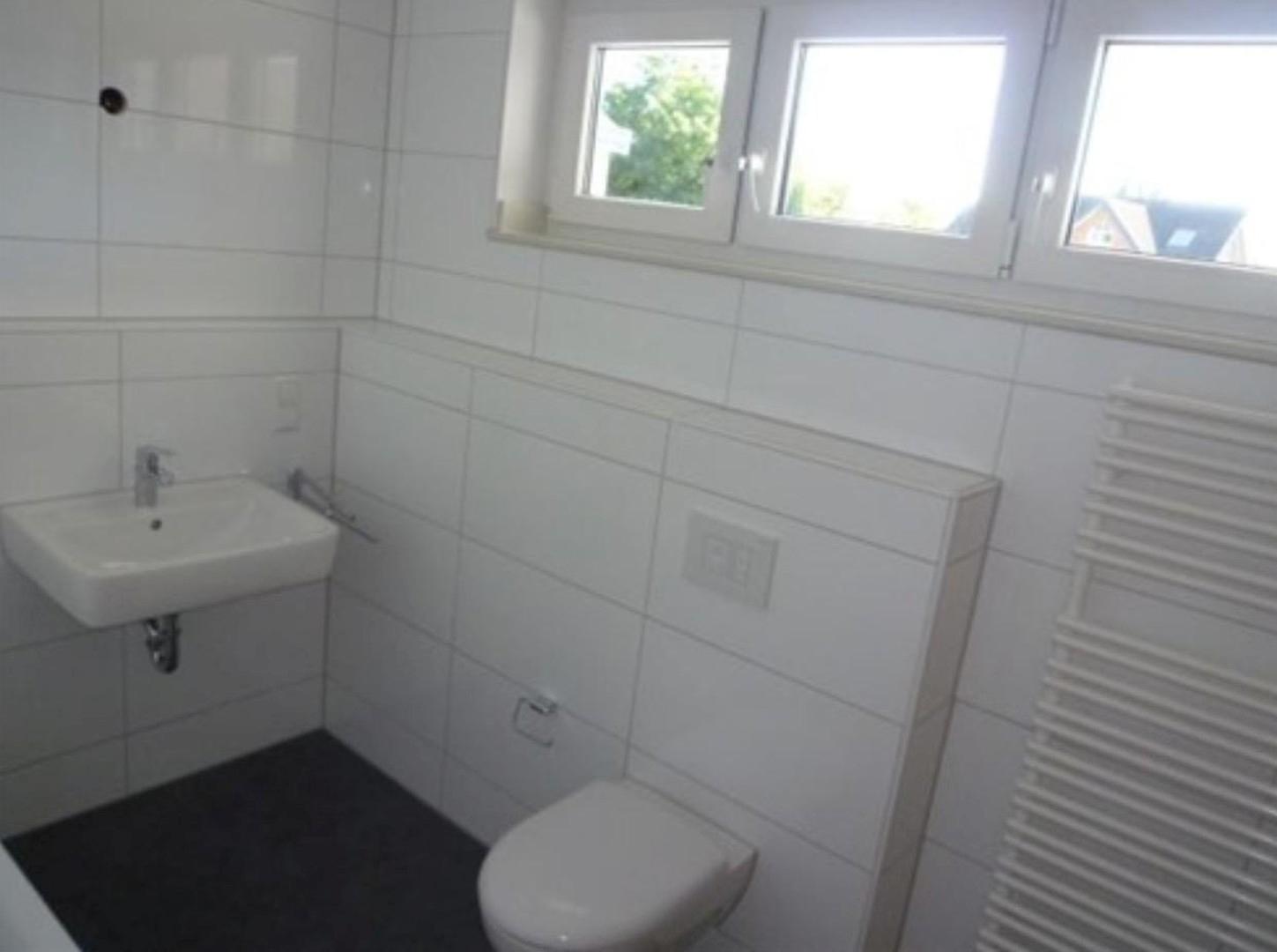 Bad en Suite mit Fenstern