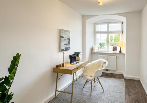 Helles Arbeitszimmer