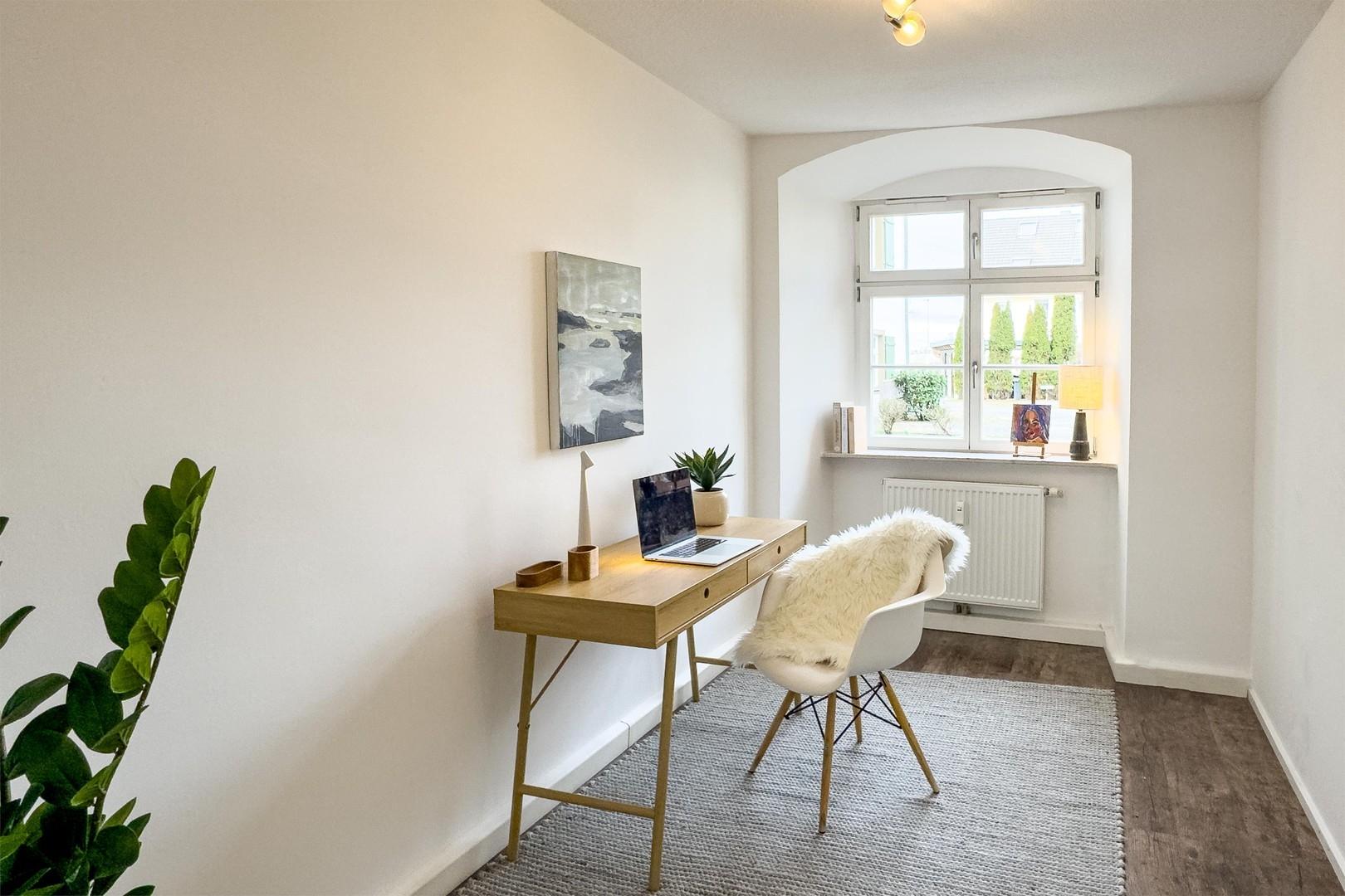 Helles Arbeitszimmer