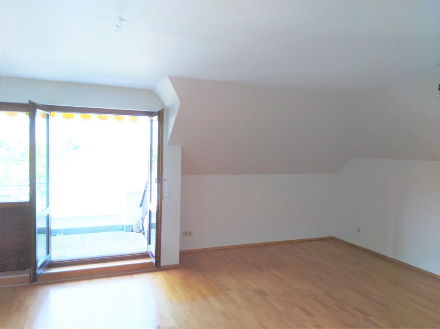 Wohnzimmer mit Balkon