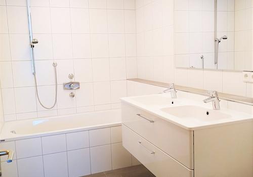 Bad mit Doppelwaschtisch & WC