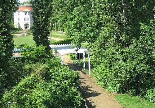 Park vor dem Haus
