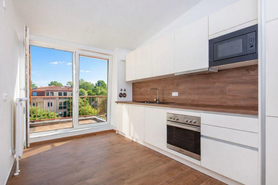 new_kitchen_with_balcony