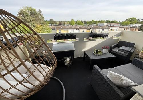 Sonniger Balkon mit Fernblick