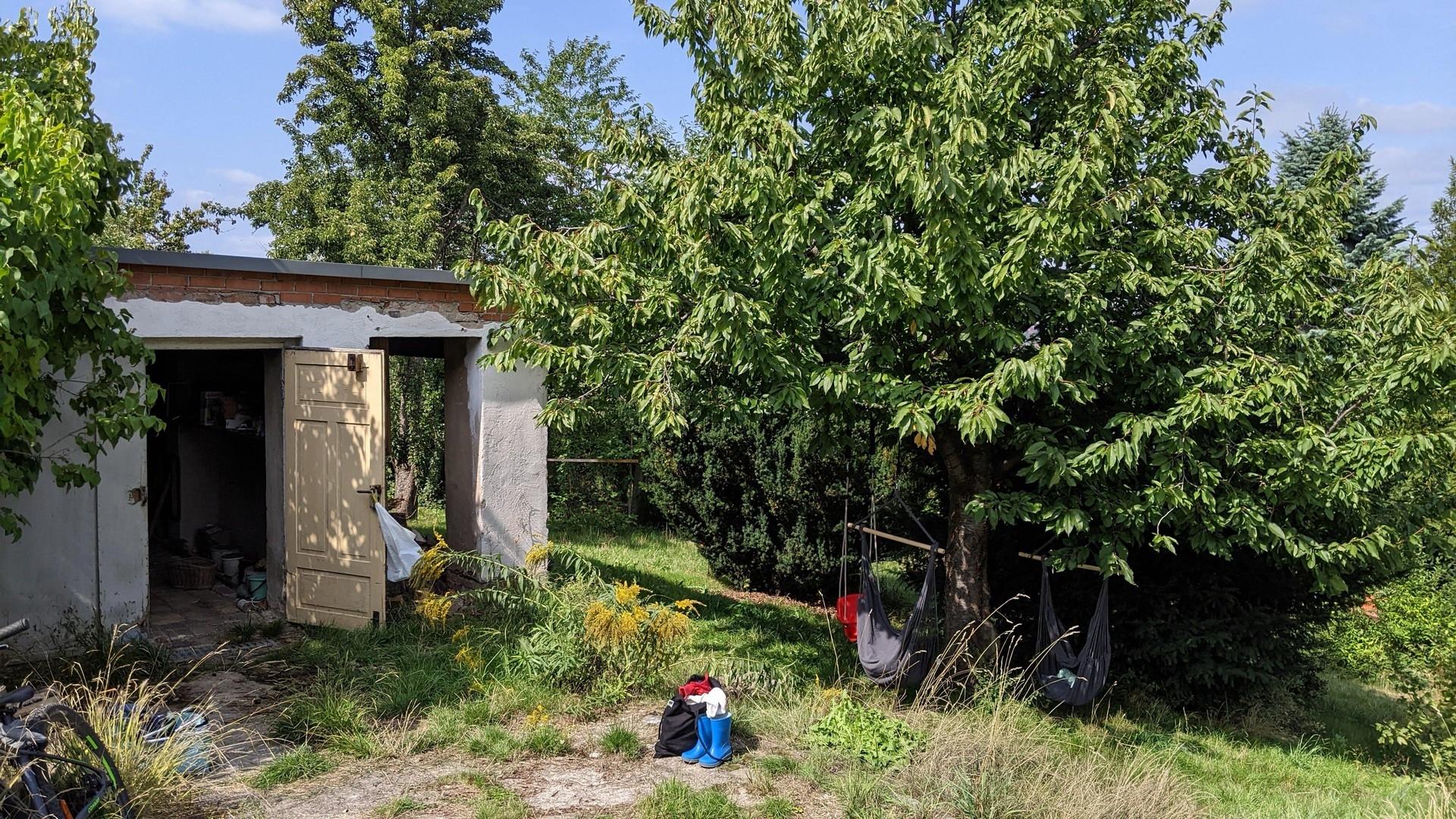 Garage mit Kirschbaum
