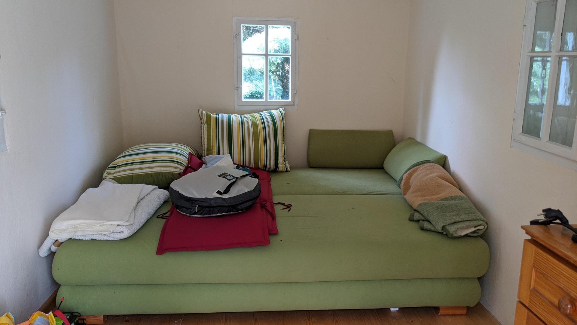 Gartenhaus innen Couch