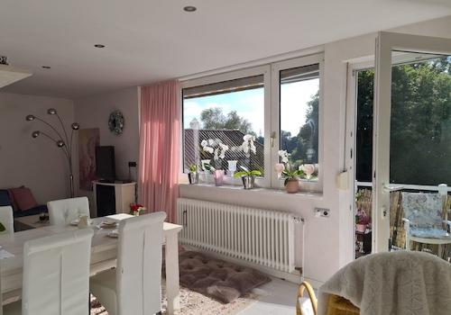 Wohnzimmer mit Balkon im DG
