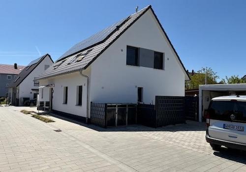 Garagenzufahrt, Müllboxen