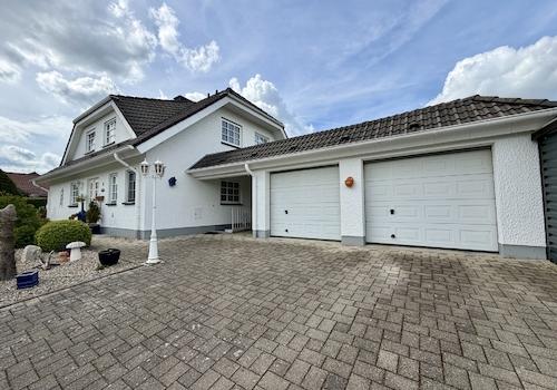 Frontansicht mit Garage