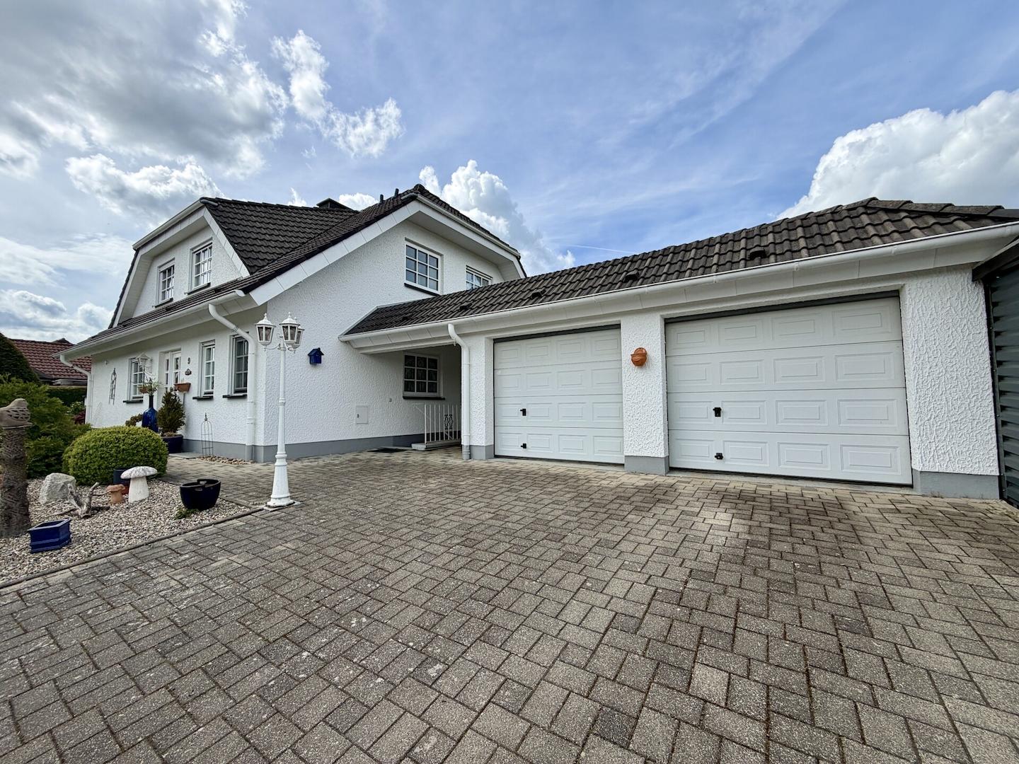 Frontansicht mit Garage