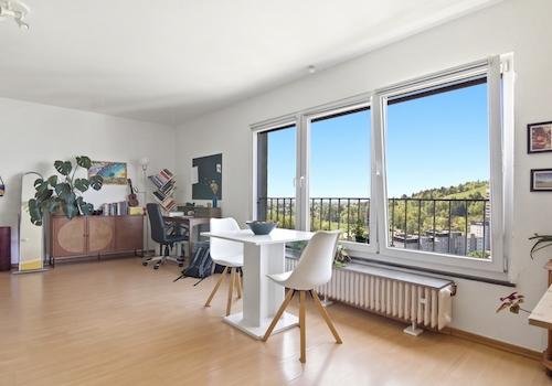 Essbereich mit Blick auf den Tüllinger