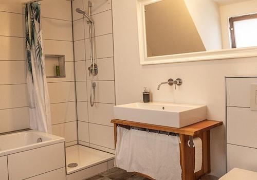 Badezimmer Wanne + Dusche